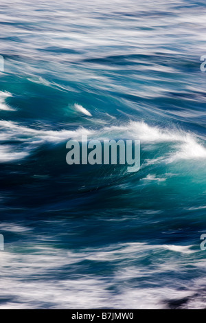 Océan Pacifique vagues se briser à terre à Fanshell, donnent sur la plage de galets, péninsule de Monterey, Californie, États-Unis Banque D'Images