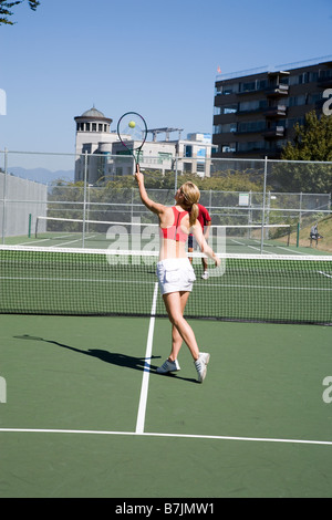 Couple playing tennis ; Canada, Colombie-Britannique, Vancouver Banque D'Images