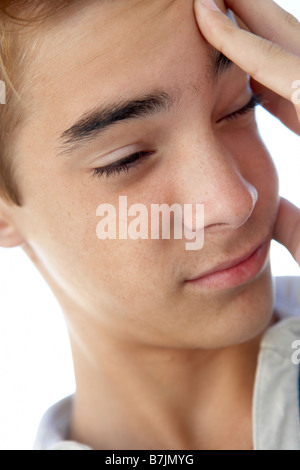 Portrait of Teenage Boy frotte Temples Banque D'Images