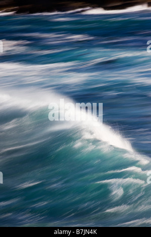 Océan Pacifique vagues se briser à terre à Fanshell, donnent sur la plage de galets, péninsule de Monterey, Californie, États-Unis Banque D'Images