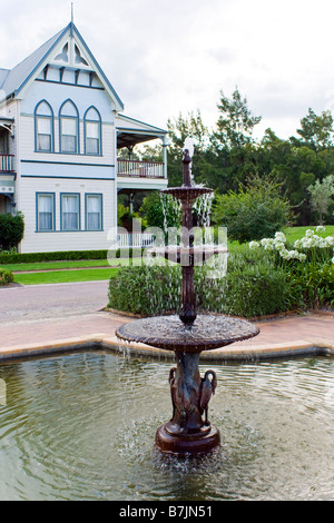 Une fontaine dans le parc du Couvent Peppers Resort Pokolbin NSW Australie Banque D'Images