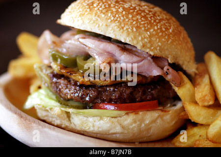 Burger biologique & Chips sur une plaque de bois Banque D'Images