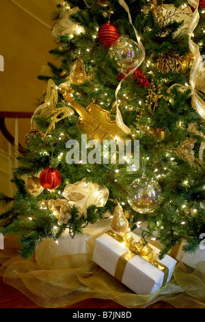 Des cadeaux sous un arbre de Noël, Canada, Ontario Banque D'Images