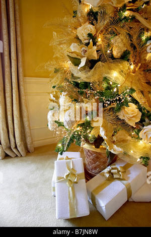 Des cadeaux sous un arbre de Noël, Canada, Ontario Banque D'Images