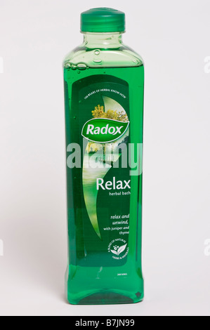 Une bouteille en plastique de Radox bain aux herbes bain à bulles pour le bain tourné sur un fond blanc Banque D'Images