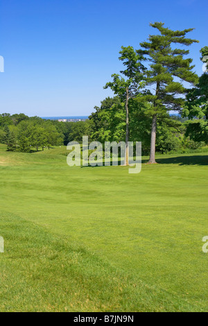 Les verts d'un terrain de golf avec vue sur le lac, le Canada, l'Ontario, Burlington Banque D'Images