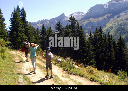 Une famille à pied dans les Alpes Suisses durant ses vacances Banque D'Images