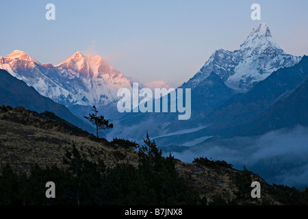 Les montagnes majestueuses comme vu dans sundown Everest, Lhotse, Nuptse, Amadablam et dans la région de la vallée de Khumbu Everest Népal Banque D'Images