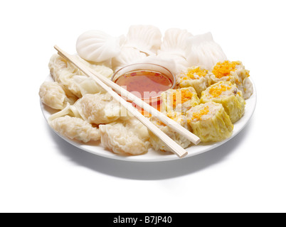 Assiette de dim sum chinois baguettes dip piment Banque D'Images