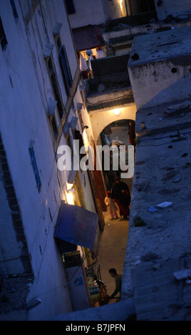 À la recherche vers le bas dans une petite ruelle dans la médina de Marrakech de nuit Banque D'Images