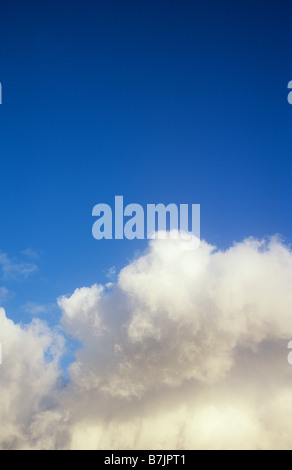 Banque du haut blanc flottant Cumulus ou Cumulonimbus ressemblant à l'énorme déferlante sous ciel bleu profond Banque D'Images
