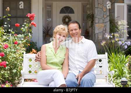 Couple assis sur un banc à l'extérieur chambre Banque D'Images