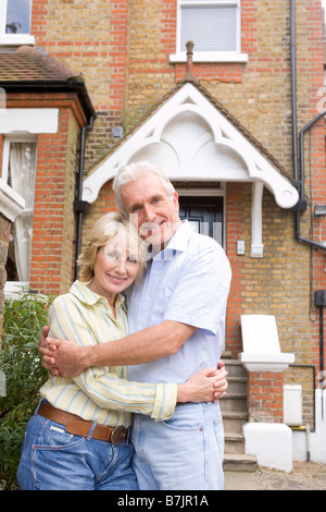 Couple Standing en dehors de leur chambre Banque D'Images