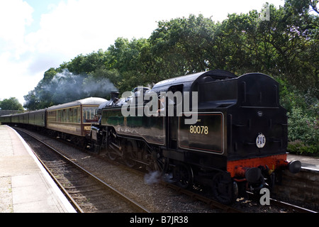 Une locomotive à vapeur tire dans In Harmans Cross Station sur l'île de Purbeck Dorset Banque D'Images