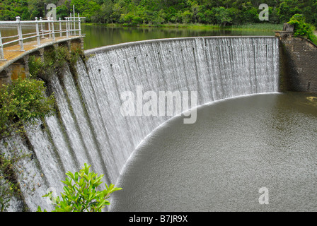 Maden Barrage dans Phiri forêt près de King William's Town, Province orientale du Cap de l'Afrique du Sud. Le Phiri sentier de randonnée commence ici Banque D'Images