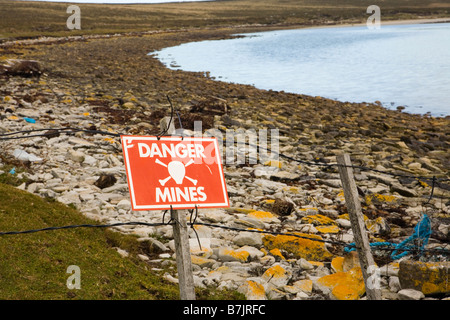 Un signe d'avertissement danger d'un champ de mines sur les îles Falkland Banque D'Images
