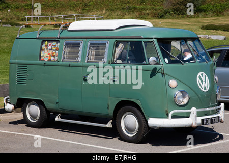 Vintage VW Volkswagen pare-brise split camper van avec destination autocollants dans les fenêtres Banque D'Images