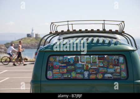 Vintage VW Volkswagen pare-brise split camper van avec destination autocollants dans les fenêtres Banque D'Images