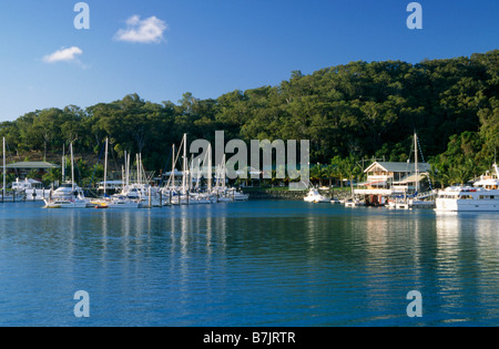 Whitsundays Hamilton port Bateaux de luxe yachts amarrés dans la marina Blue Sea pointe derrière HAMILTON ISLAND QUEENSLAND AUSTRALIE Banque D'Images