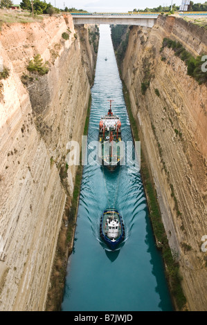 Un remorqueur tire un camion-citerne de carburant à travers le Canal de Corinthe, Péloponnèse, Grèce Banque D'Images