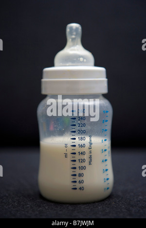Un biberon du bébé Banque D'Images