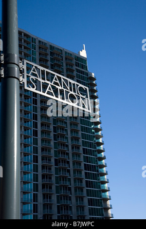 La station de l'Atlantique signe en face de grande tour, Atlanta, Géorgie Banque D'Images