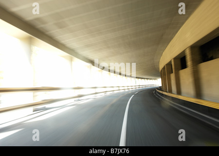 Les conducteurs de voitures dans un tunnel Banque D'Images