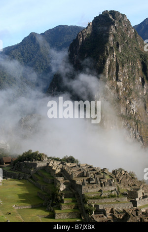 Machu Picchu, enveloppé dans les nuages et de la brume au petit matin, Pérou Banque D'Images