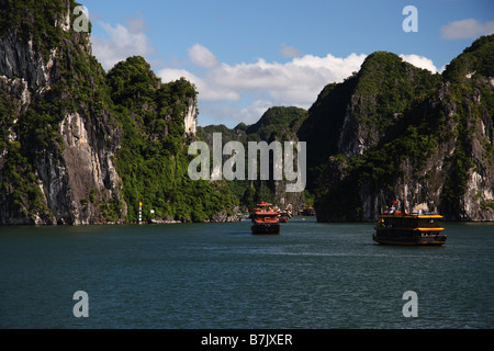 Navigation à travers les roches calcaires à la baie de Halong Vietnam Banque D'Images