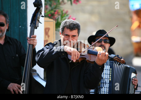 Les Tsiganes jouant la musique traditionnelle au Grau-du-Roi, France Banque D'Images