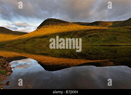 Lumière chaude soirée sur Laoghain Creag reflétée dans la rivière Glen Lyon Lyon Le Perthshire Scotland UK Banque D'Images