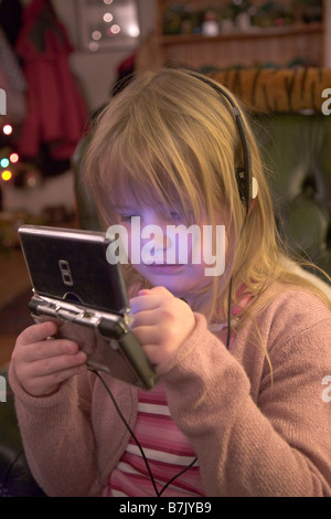 5 ans, fille, jouer au Nintendo DS Lite console Banque D'Images