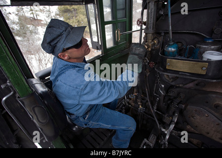 Les jauges contrôles pompier dans une locomotive à vapeur sur le Durango Silverton Narrow Gauge Railroad, le sud-ouest du Colorado Banque D'Images