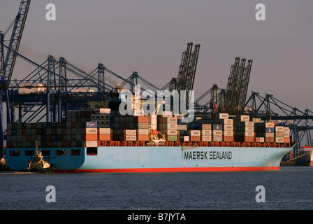 Navire quittant le port de Felixstowe, Suffolk, UK. Banque D'Images