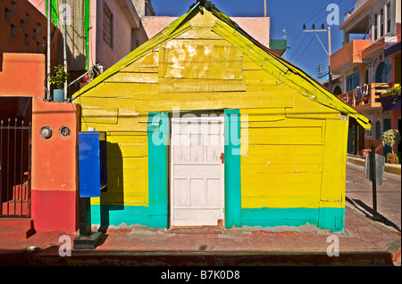 Petit bâtiment jaune dans le district de marché sur l'Isla Mujeres, au Mexique. Banque D'Images