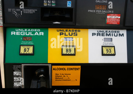 Libre d'une station d'essence de la pompe montrant d'octane du carburant sans plomb ordinaire, plus et premium, l'essence. Banque D'Images