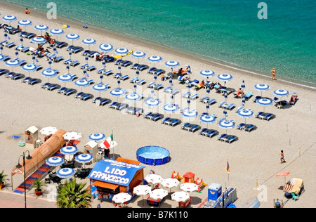 Plage à Scilla, province de Reggio de Calabre, Calabre, Italie du sud, en face de la Sicile à travers le détroit de Messine. Banque D'Images