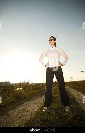 Female runner jogging dans les Everglades, style de portrait. Banque D'Images