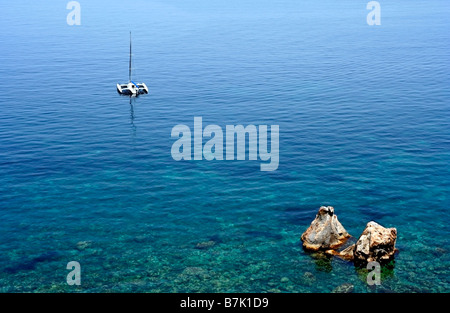 Voile et les roches à Scilla, province de Reggio de Calabre, Calabre, Italie du sud, sur Détroit de Messine en face de la Sicile. Banque D'Images