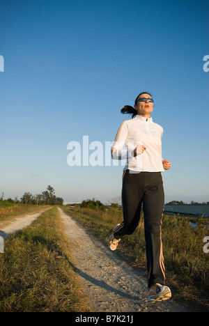 Coureuse dans les Everglades le jogging, portrait de vie. Banque D'Images