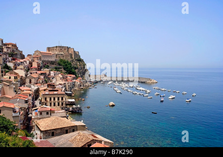 La ville, port et château Ruffo à Scilla, province de Reggio de Calabre, Calabre, Italie du sud, sur Détroit de Messine en face de la Sicile. Banque D'Images