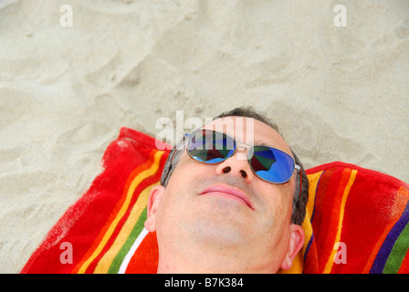 L'Homme à lunettes lunettes de refléter parasol au-dessus Banque D'Images