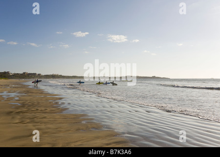 Balades dans les vagues de Surfers à Playa Grande, le Costa Rica. Banque D'Images