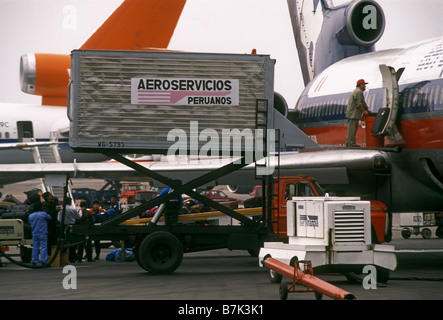 Avion sur le tarmac de l'aéroport, services, aeroservicios, l'aéroport international Jorge Chavez de Lima, Lima, Pérou, Province de l'Amérique du Sud Banque D'Images