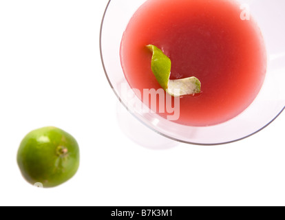 Cocktail cosmopolite avec de la chaux isolated on white Banque D'Images