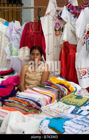 Oaxaca, Mexique. Vendeur de vêtements Indien zapotèque, marché Plein Air (Plazuela Labastida) près de l'église de Santo Domingo. Banque D'Images