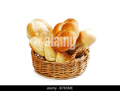 Petit panier rempli de petits pains isolé sur fond blanc Banque D'Images