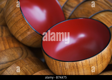 Bols en bois laqué rouge avec motif bois intérieurs et les vus par vernis incolore à l'extérieur. Banque D'Images