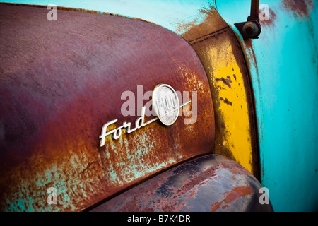 Détail de l'avant d'un camion Ford rouillé, vintage. Banque D'Images