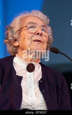 Judith Kerr pour l'auteur parle de son travail au Guardian Hay Festival 2008 Hay-on-Wye Powys Pays de Galles UK Banque D'Images